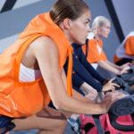 Futurystyczne nadruki, paski retro oraz wyróżniające się, jasne zestawy