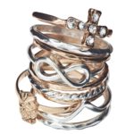 Skóra, ćwieki, krata w Gothic Rebel marki Claire’s