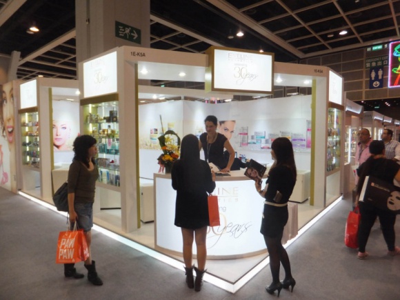 EVELINE COSMETICS NA MIĘDZYNARODOWYCH TARGACH COSMOPROF ASIA LIFESTYLE, Uroda - W dniach 13-15 listopada 2013 w Exhibition Center w Hong Kongu Eveline Cosmetics uczestniczyła w jednej z najważniejszych międzynarodowych imprez w sektorze urody COSMOPROF ASIA 2013. Tegoroczna, 18-ta edycja przyciągnęła wystawców z ponad 43 krajów.
