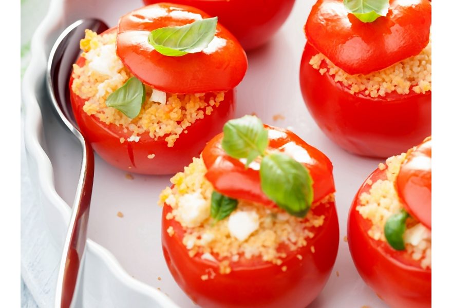 Przepis na karnawałowe przyjęcie: Pomidory nadziewane kuskusem i sosem serowym