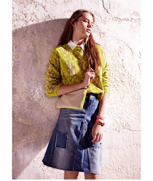 Biała koszula i szpilki, luźny sweter oraz tenisówki czy może skórzana kurtka i biker boots?