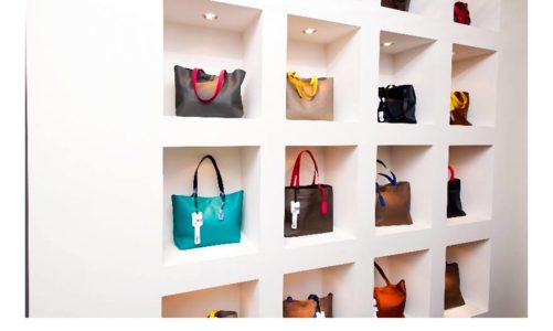 Shoppery w stonowanych barwach, małe torebki na łańcuszku oraz składane kopertówki