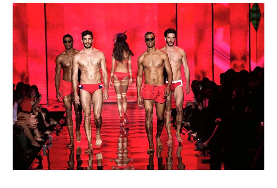 Nowe kształty i fasony strojów kąpielowych z innymi printami