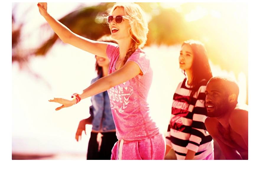 Ciemne kolory oraz oryginalne motywy ozdobne – palmy i hibiskusy czylli przyszedł moment na drogę pełną kontrastów