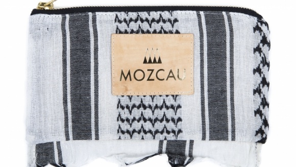 NAJNOWSZA LIMITOWANA KOLEKCJA MOZCAU BY JUSTIN LIFESTYLE, Moda - Black Desert to najnowsza kolekcja Mozcau by Justin dla BoutiquelaMode.com, zainspirowana podróżą projektantki Mickey Wyrozebski. W kolekcji inspirowanej kulturą arabską przeważają proste formy i klasyczne kolory – głównie czerń.