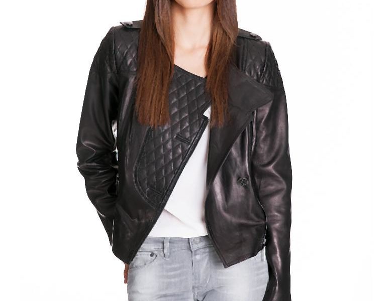 Krótka kurtka to idealne rozwiązanie na chłodniejsze letnie dni czy wakacyjne wieczory.