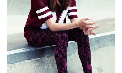 Szkocka krata, napisy i drobne printy – styl rebel każdej jesieni powraca na ulice niczym bumerang