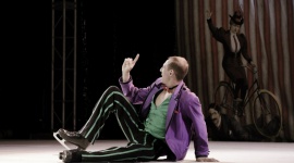 Elegancki obciach to nadal obciach LIFESTYLE, Moda - Mężczyzna, któremu zależy, aby wyróżnić się swoim wyglądem, łatwo może przekroczyć cienką granicę pomiędzy modą a obciachem. Sprawy nie ułatwia oczywiście sytuacja, gdy „delikwent” nie zna zasad, jakie obowiązują przy komponowaniu eleganckiego stroju.