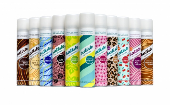 Batiste w perfumeriach Douglas LIFESTYLE, Uroda - Popularne suche szampony Batiste są już dostępne w perfumeriach Douglas. Sieć oferuje aż 12 wersji produktu: zapachowe, kolorystyczne, z dodatkiem lakieru oraz wersje mini.