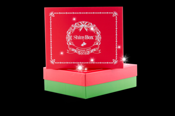 Powiedz stop nietrafionym prezentom LIFESTYLE, Uroda - Boże Narodzenie to wyjątkowy czas spędzany w gronie najbliższych, który tradycyjnie umilają nam prezenty. Aby nie ujrzeć cienia zawodu na twarzach najbliższych, podarujmy im świąteczne pudełko ShinyBox, w którym znajdziemy wybór najlepszych kosmetyków.