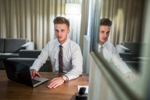 Charytatywny konkurs dla maturzystów z regionu LIFESTYLE, Moda - Studniówka to dla większości młodych ludzi pierwsza „poważna” impreza, wymagająca formalnego stroju.