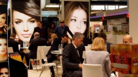 EVELINE COSMETICS NA MIĘDZYNARODOWYCH TARGACH W BOLONII LIFESTYLE, Uroda - W dniach 20-23 marca 2015 Eveline Cosmetics uczestniczyła w jednej z najważniejszych międzynarodowych imprez w sektorze urody COSMOPROF WORLDWIDE BOLOGNA 2015. Tegoroczna 48 edycja przyciągnęła ponad 100 wystawców z Polski.