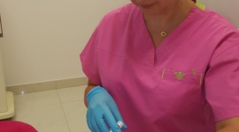 Medyczne innowacje. Karboksyterapia w białostockim Estimed. LIFESTYLE, Uroda - Jak wygrać latem z obrzękami nóg, a przy okazji pozbyć się „pajączków”, których przybyło po intensywnym opalaniu? Skutecznym sposobem na te problemy jest karboksyterapia, nowatorski zabieg, który można wykonać w nowopowstałym gabinecie medycyny estetycznej – Estimed.