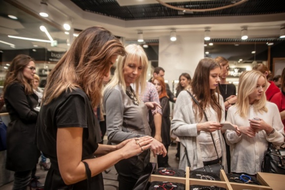 Ditta Zimmermann otwiera swój pierwszy butik LIFESTYLE, Moda - 6 listopada w warszawskich Domach Mody MODO otwarto oficjalnie pierwszy butik polskiej marki jubilerskiej Ditta Zimmermann. Wyrafinowane wnętrze, ciekawa biżuteria i profesjonalny personel - to wszystko sprawia, że warto odwiedzić to miejsce.