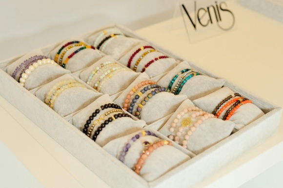 Powiew wiosny w modnej biżuterii LIFESTYLE, Moda - Marka biżuteryjna Venis w miniony czwartek zaprezentowała nowości biżuteryjne na sezon wiosna/lato 2016. Oprócz bogatej oferty dla Pań, składającej się z niezliczonej ilości bransoletek, naszyjników i kolczyków, marka pokazała także ozdoby dla mężczyzn i dzieci.
