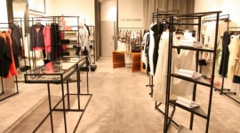 Nowa odsłona warszawskich salonów Hexeline LIFESTYLE, Moda - W tym roku postanowiłam pokazać wiosenną kolekcję w otoczeniu sztuki współczesnej. Stad właśnie pomysł na obrazy, młodych i niezwykle utalentowanych polskich malarzy” – powiedziała Katarzyna Zawadzka , prezes Hexeline.