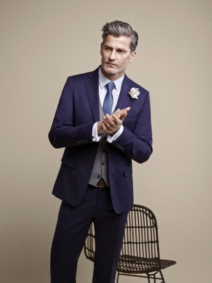 Wielki powrót trzyczęściowego garnituru. Jak go nosić? LIFESTYLE, Moda - Przez ostatnie lata postrzegany jako staroświecki i niemodny, trzyczęściowy garnitur ponownie zawitał na salonach - wiosną i latem do marynarki i spodni dołączy kamizelka. W tym sezonie nosimy ją jednak w innym kolorze niż marynarkę i spodnie.