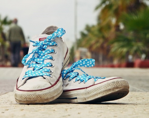 Przez sznurówkę do… serca! LIFESTYLE, Moda - "Dajcie kobiecie odpowiednie buty, a podbije świat” - powiedziała kiedyś Marilyn Monroe. Jednak w XXI w. same buty mogą już nie wystarczyć.