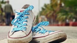 Przez sznurówkę do… serca! LIFESTYLE, Moda - "Dajcie kobiecie odpowiednie buty, a podbije świat” - powiedziała kiedyś Marilyn Monroe. Jednak w XXI w. same buty mogą już nie wystarczyć.