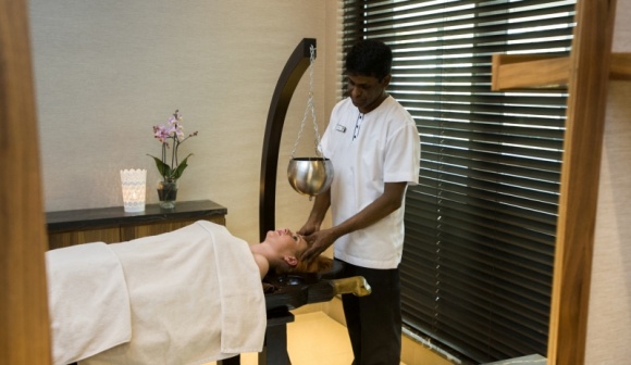 Ajurweda – na co pomogą staroindyjskie masaże LIFESTYLE, Uroda - Chcemy żyć długo i zdrowo. Wybieramy organiczną żywność i zdrowy tryb życia. Wielu z nas, aby się wyciszyć, decyduje się na zajęcia jogi. W ostatnich latach Polacy usłyszeli też o ajurwedzie. Na jakie schorzenia mogą pomóc nam coraz popularniejsze indyjskie masaże?