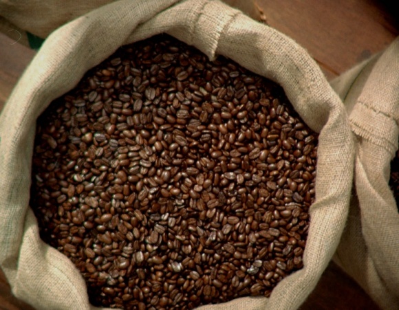 Kawowe sposoby na urodę LIFESTYLE, Uroda - Choć powszechnie chwali się pozytywny wpływ kawy na nasze samopoczucie i chęć do działania, wyróżnia ją także szereg właściwości poprawiających kondycję skóry i włosów. Podpowiadamy, jak wykorzystać moc kofeiny w przygotowaniu naturalnych kosmetyków.