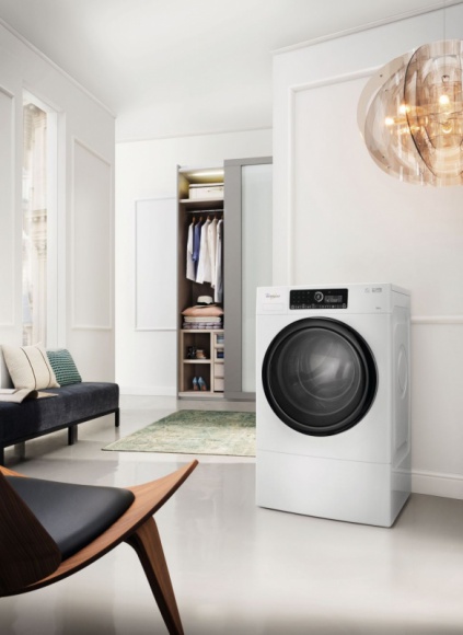 Koronka bawełniana - połączenie elegancji i wygody LIFESTYLE, Moda - Kojarzona do niedawna głównie ze sztuką ludową, w wielkim stylu wróciła na salony i podbija światowe wybiegi. Modowym hitem tego lata będą koronkowe kostiumy kąpielowe, zwiewne sukienki i delikatna, zmysłowa bielizna.