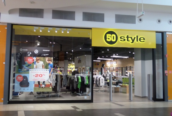 50 style kolejnym najemcą w Poznań City Center LIFESTYLE, Moda - Do grona najemców Poznań City Center dołączył nowy najemca - 50 style. Jest to pierwszy sklep tej marki w Poznaniu. Na 338 m kw., na poziomie 2 w głównej rotundzie, klienci znajdą sportowe obuwie i odzież, a wszystko to bez zbędnego uszczerbku dla portfela.