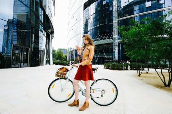 Odkryj magię jesieni w swojej szafie LIFESTYLE, Moda - Jaka jest recepta na dobre przygotowanie się do tych chłodniejszych pór roku? Warto postawić na klasyczną czerń, ale też beż, zielenie, pudrowy róż i żółty – radzą ekspertki wrocławskiego Factory