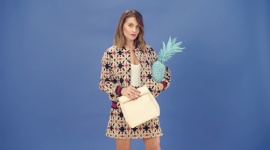 Papaya promuje…ananasy! LIFESTYLE, Moda - Film Julii Rogowskiej „COW & PINEAPPLE”, który stworzyła dzięki projektowi Papaya Films Original Series udowadnia, że można promować modę wegańską bez epatowania cierpieniem zwięrząt.