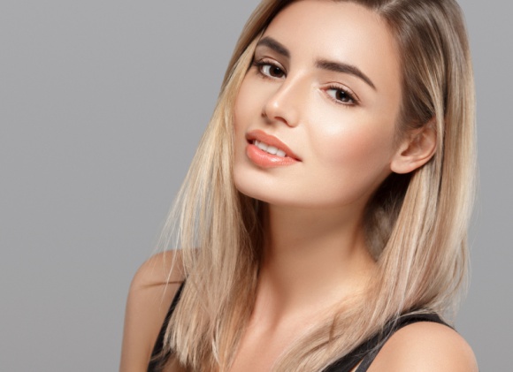 Piękno w duecie, czyli zabiegi skojarzone LIFESTYLE, Uroda - Nie wszyscy zdają sobie sprawę, że kwas hialuronowy warto łączyć z innymi procedurami. Czym są zabiegi kojarzone i dlaczego warto je rozważyć?