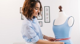 Poznaj typ swojej sylwetki i zachwycaj wiosną. 5 porad LIFESTYLE, Moda - Dlaczego „rożek” powinien unikać bluzek z bufkami, a „gruszce” służą buty z dużą cholewką? Stylistka i wizażystka Kasia Skoczylas zdradza 5 porad, dzięki którym dobrze poczujesz się w swoim ubraniu.