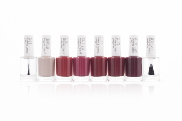 Polish Flowers. Pachnący manicure na wiosnę LIFESTYLE, Uroda - Stylizacja paznokci latem nie może być nuda! W tym sezonie manicure będzie miał kolor najpiękniejszych polskich kwiatów - tulipan, mangolia, mak, róża, malwa czy jaśmin, to wyjątkowe propozycje lakierów Polish Flowers.