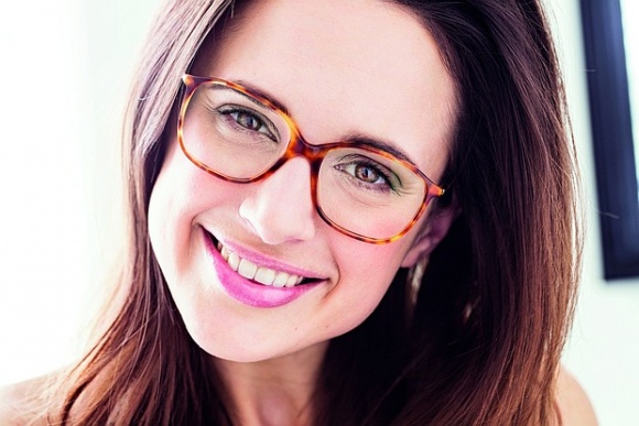 Praktyczne, modne i piękne, czyli jak dobrać okulary, żeby podkreślić urodę LIFESTYLE, Uroda - W dzisiejszych czasach okulary stopniowo z nielubianego dodatku, noszonego z konieczności, stają się modnym elementem stylizacji. Coraz częściej nie tylko osoby z wadami wzroku dostrzegają potencjał opraw okularowych.