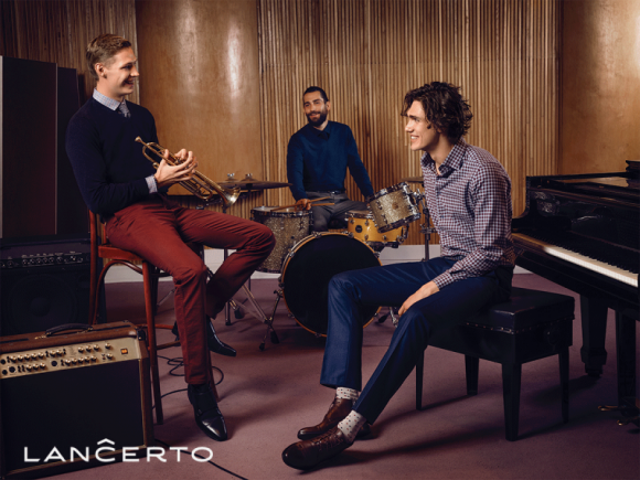 Seize the day!– kampania LANCERTO jesień-zima 2017/2018 LIFESTYLE, Moda - Spotkanie mężczyzn, których łączy przyjaźń i wspólne zamiłowanie do radości z życia i świetnego stylu. Nieważne gdzie się znajdują, zawsze towarzyszą im eleganckie, ponadczasowe stylizacje, które doskonale wpisują się w wielkomiejską przestrzeń.