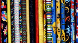 Welur, dzianina oraz tiul – to one królują tej jesieni LIFESTYLE, Moda - Złota jesień zagościła w Polsce na dobre. W naszych szafach znów pojawiają się ciepłe swetry, długie spodnie oraz wełniane spódnice. Ale w tym sezonie królują te wykonane z weluru, dzianiny oraz tiulu. Ekspertka „Avanti” podpowiada, jak je nosić oraz z czym je łączyć.