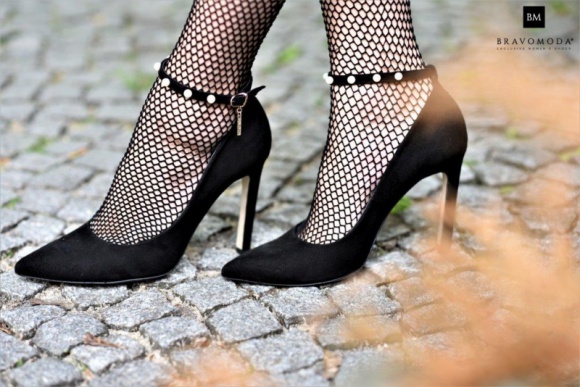 Jakie buty wybrać w karnawale? LIFESTYLE, Moda - Karnawał to czas licznych bali, imprez i domówek. Głównym zadaniem dobranej na te okazje kreacji jest błyszczeć! Dozwolone są cekiny, brokat i zabawa nie tylko w tańcu, ale również modą.