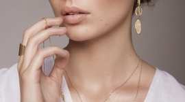 Kobiety kochają złoto LIFESTYLE, Moda - Od wieków złoto kojarzone było z wyczuciem smaku, szykiem i bogactwem. Ten drogocenny kruszec upodobały sobie kobiety na całym świecie, gustownie zdobiąc wykonaną z niego biżuterią szyje, uszy czy dłonie. Jednak złoto do dziś nie przestaje zachwycać.