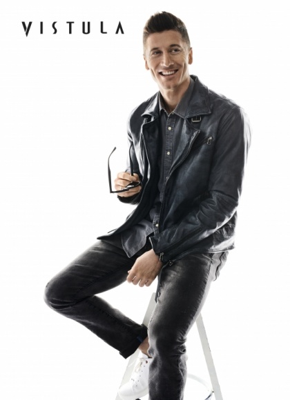 Robert Lewandowski Collection Nowa kolekcja Vistuli na wiosnę - lato 2018 LIFESTYLE, Moda - Robert Lewandowski Collection to kontynuacja współpracy marki Vistula i projektanta Wojtka Bednarza z koncepcją Roberta. Jeden z najbardziej znanych piłkarzy na świecie mógł zadecydować o tym, jakie materiały czy fasony pojawią się w kolekcji sygnowanej jego nazwiskiem.