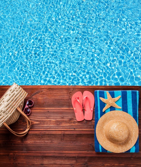 Co spakować do wakacyjnej kosmetyczki? LIFESTYLE, Uroda - Lato rozgościło się na dobre, a wraz z nim przyszedł czas beztroskich, wakacyjnych wyjazdów. Wakacyjna pora roku to także ostre słońce i porywisty wiatr, charakterystyczny zarówno dla nadmorskich, jak i górskich regionów.