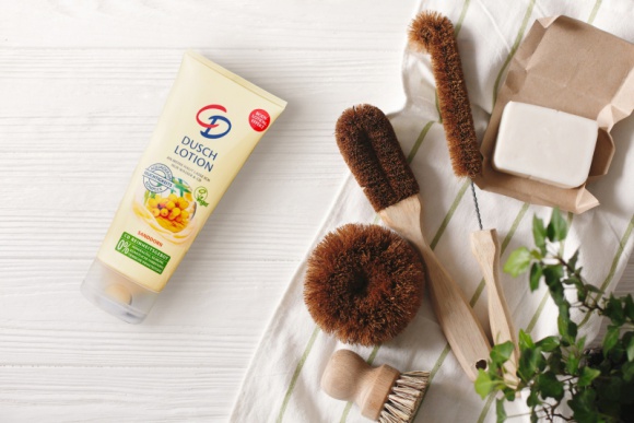 Jak skutecznie nawilżyć włosy i ciało jesienią? LIFESTYLE, Uroda - Czy Ty też tak masz, że gdy tylko nadchodzą pierwsze chłodniejsze dni, to Twoje włosy i skóra od razu stają się przesuszone? Sprawdź 3 sposoby na to, jak skutecznie poradzić sobie z tym problemem – od stóp do głów!