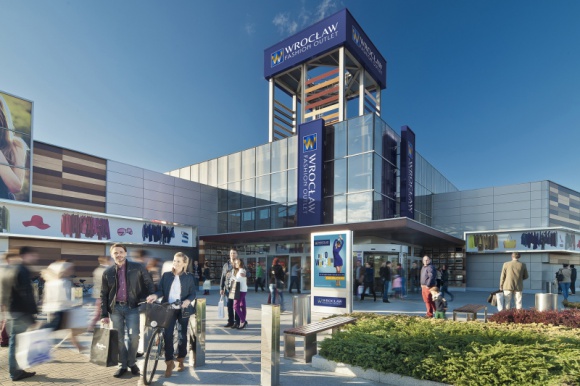 Super Środa we Wrocław Fashion Outlet LIFESTYLE, Moda - Jak zrobić zakupy bez konieczności przepłacania? Wrocław Fashion Outlet ma na to rozwiązanie. Najbliższa środa, czyli 3 października, będzie tam świętem łowców promocji. Na Granicznej 2 czas na „Super środę” pełną zniżek przygotowanych specjalnie na tę okazję