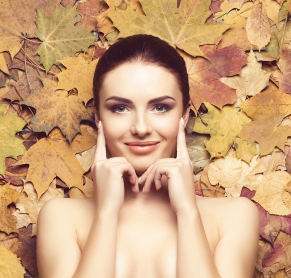 Jesienna pielęgnacja twarzy LIFESTYLE, Uroda - Marzysz o promiennej i nieskazitelnej cerze? Mniej słoneczna, jesienna aura to doskonały sprzymierzeniec w walce z niedoskonałościami skóry. Zapoznaj się z naszymi poradami i sprawdź, dlaczego na przekór wszystkiemu, warto przywitać pochmurne poranki z uśmiechem.