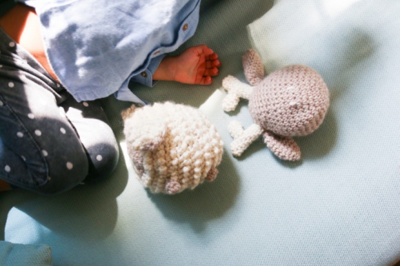 Oryginalne świąteczne prezenty? Tylko te ręcznie robione! LIFESTYLE, Moda - Wydaje Ci się, że nie masz manualnych zdolności, by porwać się na taki pomysł? Nic bardziej mylnego! Zobacz jak łatwo możesz sprawić najbliższym coś wyjątkowego!