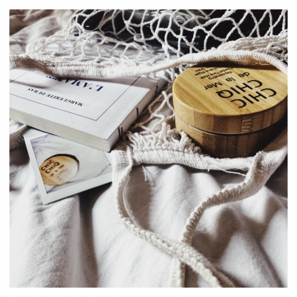 Jak pielęgnować cerę zimą? LIFESTYLE, Uroda - Zima nie jest najlepszym okresem dla skóry. Z jednej strony atakują ją warunki pogodowe, takie jak wiatr, śnieg i mróz; z drugiej zaś narażona jest na przebywanie w suchych, ogrzewanych pomieszczeniach. W obu przypadkach mamy do czynienia z niską wilgotnością powietrza.