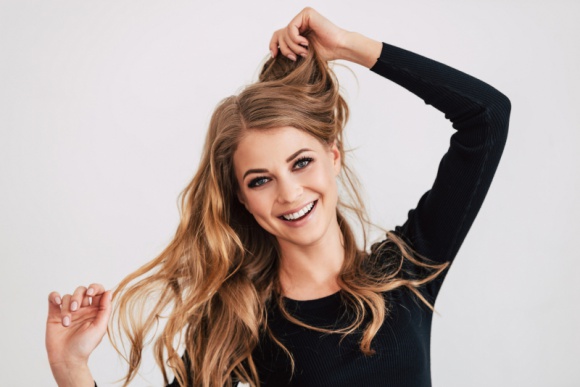 Dzięki tym witaminom wzmocnisz swoje włosy! LIFESTYLE, Uroda - Kiedy zauważamy u siebie problem z wypadaniem włosów, rozpoczynamy poszukiwania idealnych kosmetyków, które ocaliłyby naszą fryzurę. Tymczasem przyczyna tkwi nierzadko w niedoborach witamin, które odpowiadają za porost nowych i kondycję obecnych włosów.