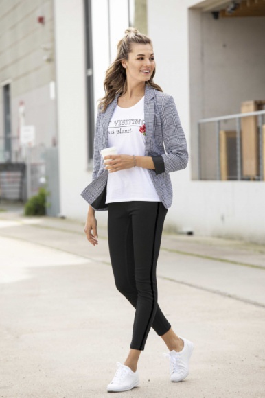 Dobra baza to podstawa – krótko o basicowych stylizacjach LIFESTYLE, Moda - Czy zestawienia produktów, które „obowiązkowo powinna mieć w szafie każda kobieta” mają jeszcze rację bytu w dzisiejszym, tak różnorodnym świecie?