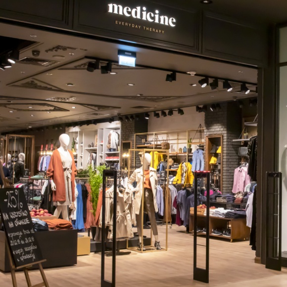 Avenida ze zananą polską marką modową LIFESTYLE, Moda - Kolekcje tworzone przez polskich projektantów i twórcze podejście do mody. Do grona najemców Avenidy Poznań dołączyła marka Medicine. Nowy salon zajął powierzchnię 340 mkw.