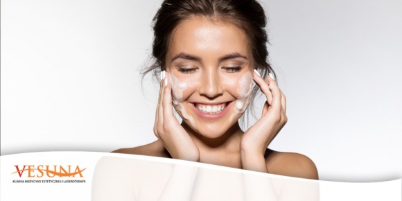 Kompleksowa regeneracja skóry po zimie LIFESTYLE, Uroda - Częste zmiany temperatur, mroźny wiatr czy promieniowanie UV - wszystkie te czynniki niekorzystnie wpływają na kondycję naszej skóry. W jaki sposób przywrócić jej zdrowy i promienny wygląd po zimie?