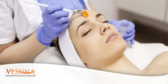 3 typy peelingów, które odmienią Twoją skórę LIFESTYLE, Uroda - Kosmetyczne, medyczne czy laserowe - na rynku dostępna jest ogromna ilość peelingów, które możemy wykonać zarówno samodzielnie jak i w profesjonalnym gabinecie kosmetycznym.