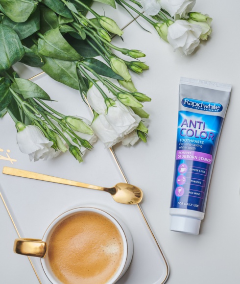 „Polacy a wybielanie zębów” Raport z badania marki Rapid White LIFESTYLE, Uroda - Aż 92% z nas chciałoby rozjaśnić kolor zębów – tak wynika z badania „Polacy a wybielanie zębów”. Które metody domowego wybielania zębów preferujemy, jaki budżet jesteśmy w stanie na taki zabieg przeznaczyć i czy zwracamy uwagę na jego ewentualne skutki uboczne?